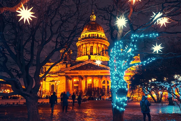 Isaaks-Kathedrale in einer Winternacht. Weihnachtsschmuck, Nachtstadtlandschaft. St. Petersburg, Russland - 6. Januar 2021.