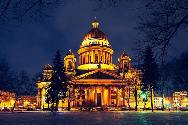 Isaaks-Kathedrale in einer Winternacht. Weihnachtsschmuck, Nachtstadtlandschaft. St. Petersburg, Russland - 6. Januar 2021.