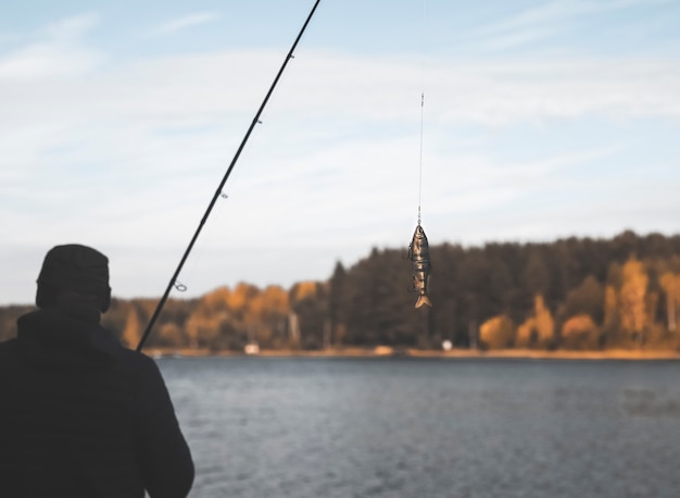 Isca de natação ou wobbler pendurada na vara de pescar para peixes predadores e lúcios