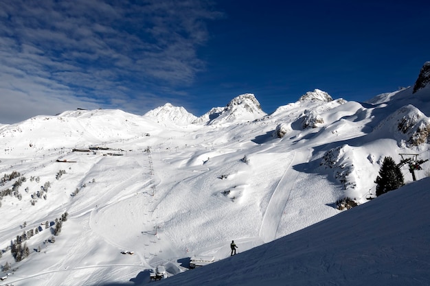 Ischgl / Austria - Enero de 2020: Vista panorámica de la estación de esquí Ischgl con esquiadores y snowborders en las pistas.