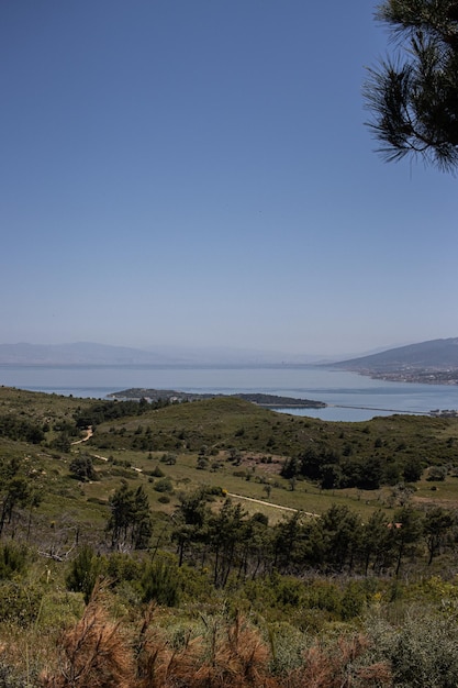 Foto iskelekarantina urla izmir turquía puede vistas desde una pequeña ciudad costera