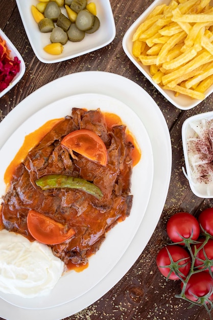 Iskender tradicional turco Doner Kebab con salsa de tomate con mantequilla y yogur