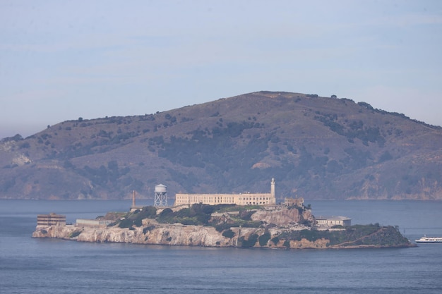 La isla de Alcatraz y la ciudad de San Francisco desde el parque Ina Coolbrith