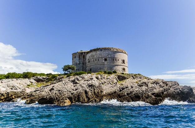 Una isla con la antigua fortaleza austriaca arza mamula island bahía de kotor mar adriático primer plano vie ...