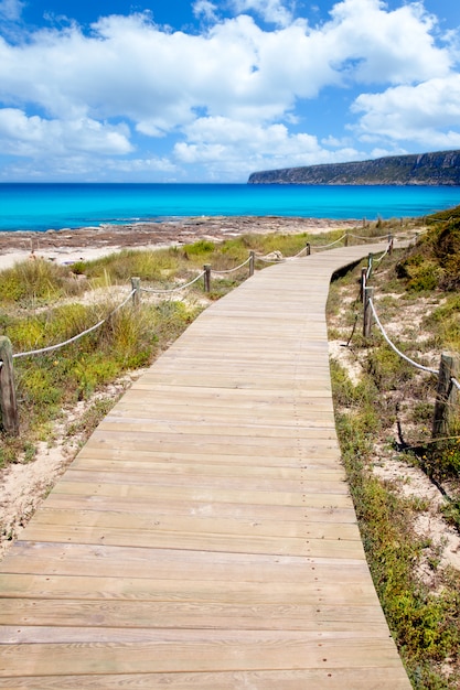 Isla balear de formentera de madera en forma de playa.