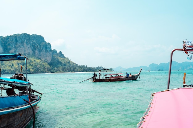 Isla y bote de cola larga y la playa en la isla Krabi Tailandia