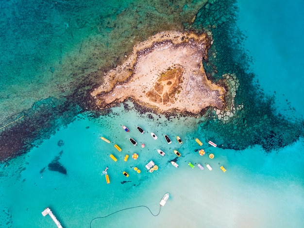 Foto isla con botes estacionados cerca de la playa de la bahía de higueras