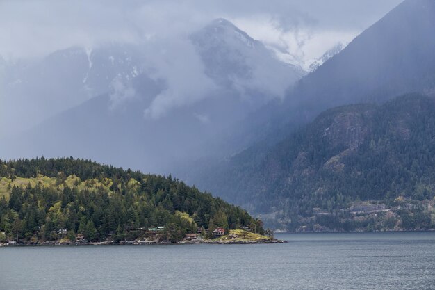 Isla Bowyer con las montañas North Shore al fondo