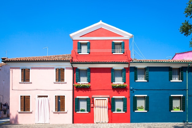 Isla de Burano, cerca de Venecia. Casas de colores tradicionales durante un día soleado.