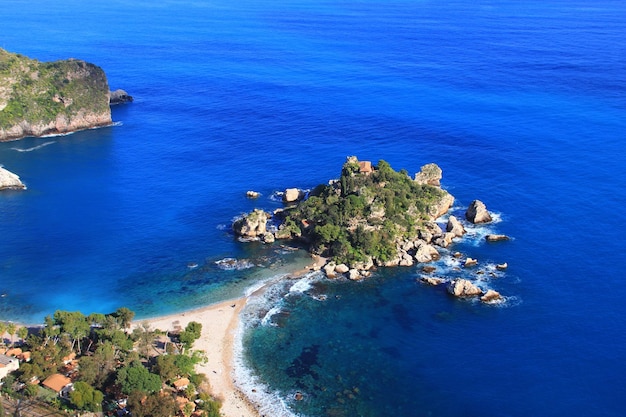 La isla de capri se encuentra en la costa de la isla de capri.