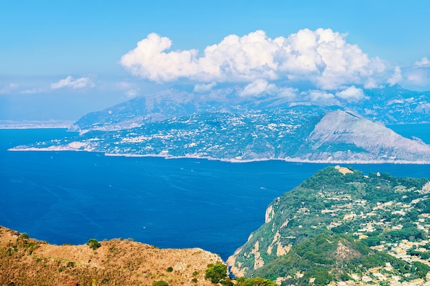 Isla de Capri y mar Mediterráneo azul cerca de Nápoles de Italia. Paisaje en la costa italiana. Panorama de Anacapri en Europa. Ver en verano. Hermoso paisaje de Amalfi y montaña Solaro