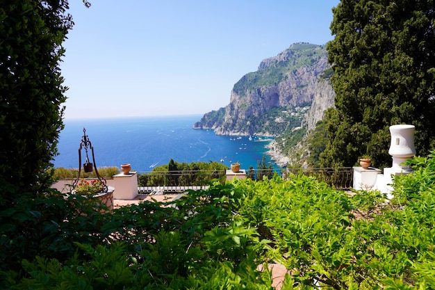 Isla de Capri con puerto deportivo y paisaje marino Italia