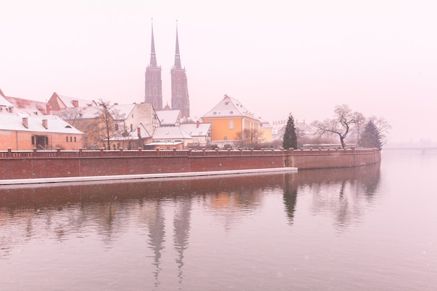 Isla de la Catedral en día de invierno, Wroclaw, Polonia