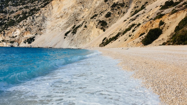 Isla de Cefalonia con sol y cielo despejado