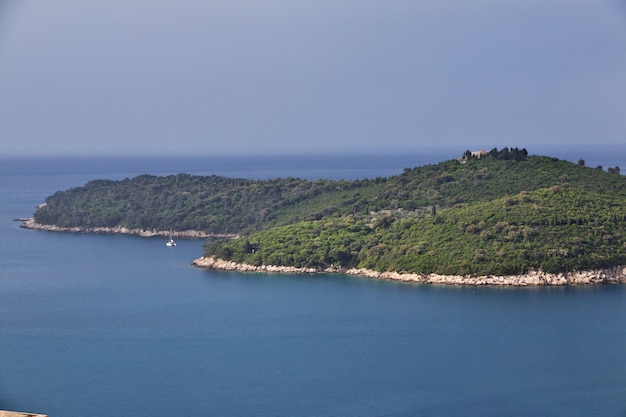 La isla cerca de la ciudad de Dubrovnik en el mar Adriático, Croacia