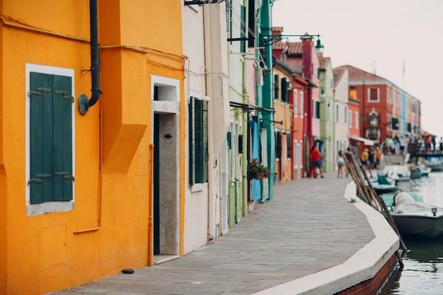 La isla y la colorida ciudad de Burano, Véneto, Italia