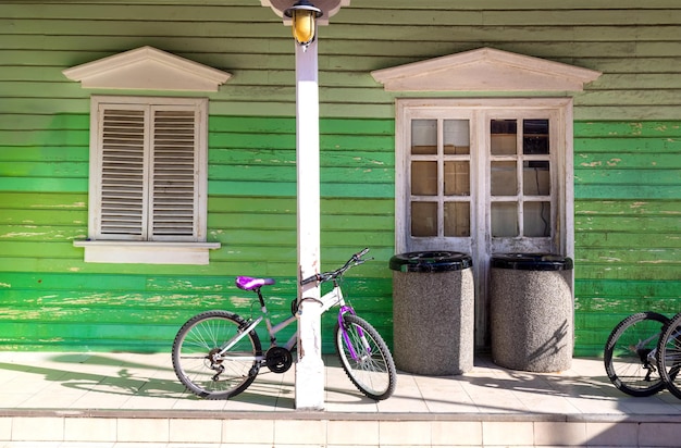 Isla de Cozumel México casas coloridas y centro colonial y distrito comercial de turismo