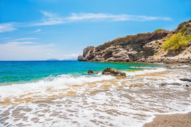 Isla de Creta, Grecia. Hermosa playa con agua cristalina color turquesa y rocas.