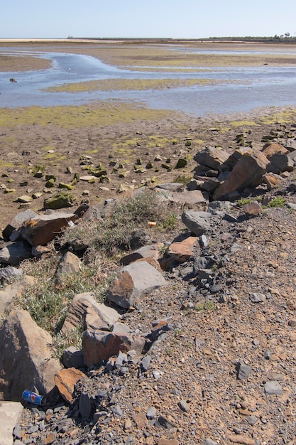 Isla Cristina Huelva España Basura plástica en el rompeolas de la playa
