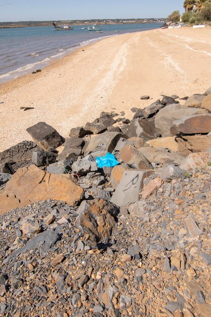 Isla Cristina Huelva Espanha Lixo plástico no quebra-mar da praia