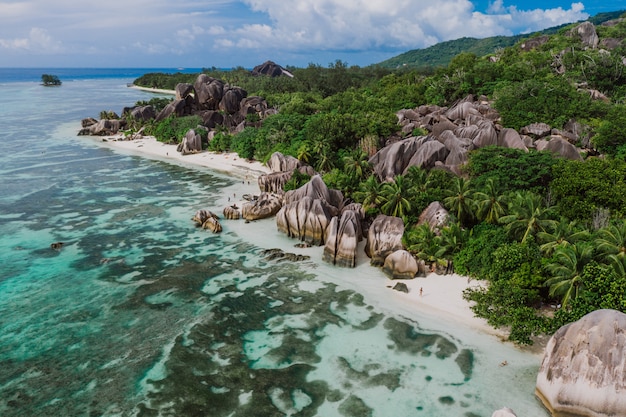 Isla "La digue" en Seychelles. Playa de plata con piedra granítica y selva. Vista aérea