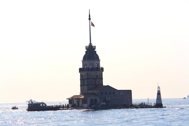 Isla con un edificio histórico y un faro