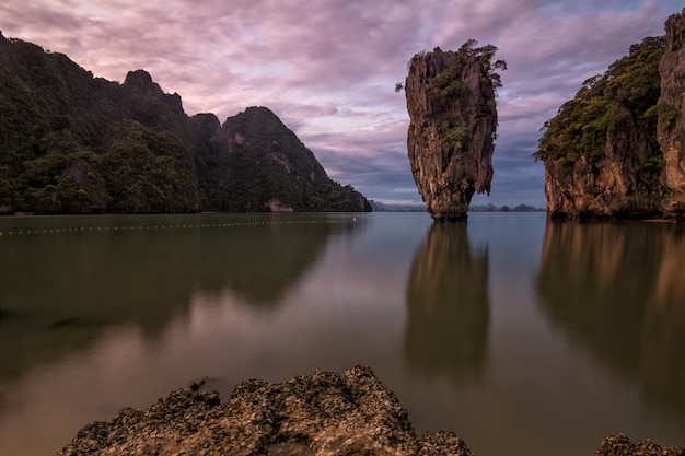 Isla del enlace de James en la bahía de Phangnga en el tiempo de la puesta del sol, Tailandia.