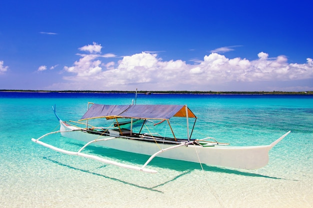 Isla de Filipinas. paraíso tropical exótico. barco tradicional y mar turquesa