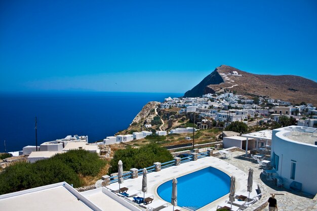 Isla de Folegandros con piscina y mar