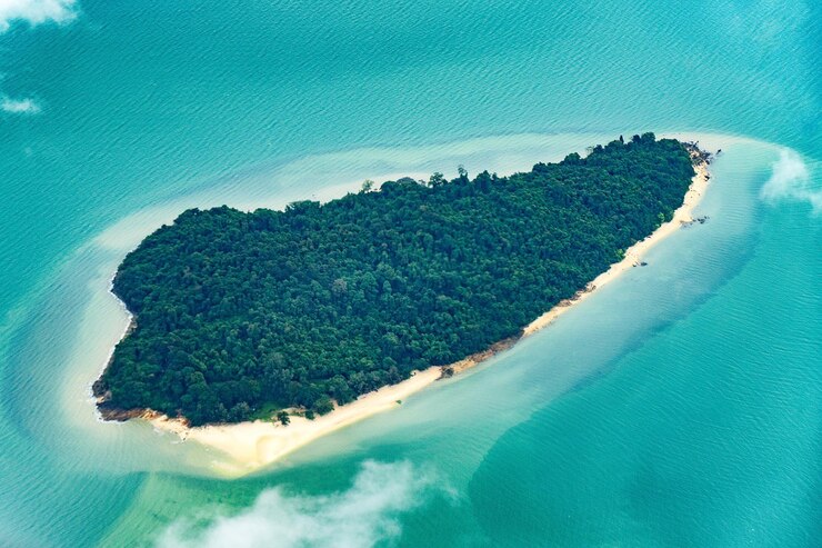 una isla en forma de corazón con una pequeña isla en el medio del océano