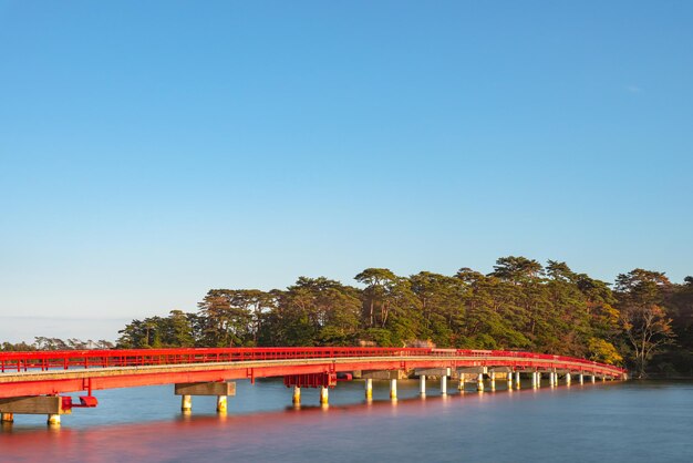 Isla Fukuura con puente Fukuura en la famosa bahía de Matsushima