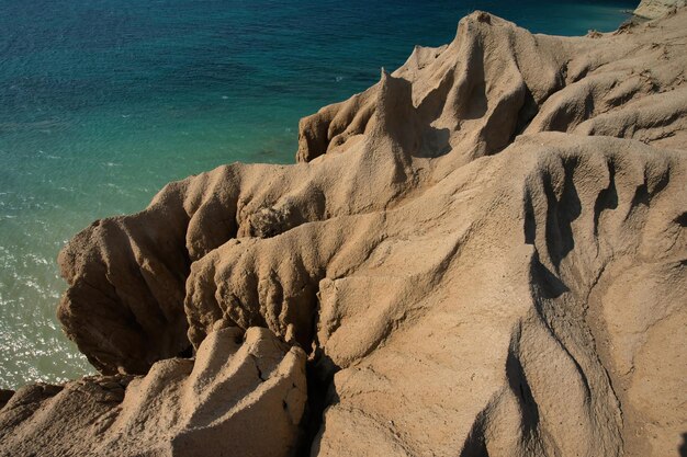 Foto isla gokceada ubicada en la región del mar egeo. la isla pertenece a turquía.