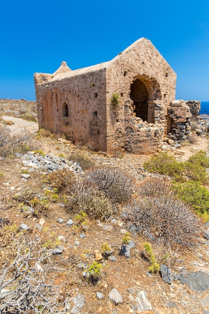 Isla Gramvousa en Creta Grecia con restos del fuerte veneciano y playas mágicas de lagunas de aguas turquesas