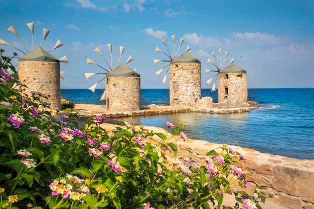 isla de Grecia; Molino de viento histórico de la isla de Chios. Foto de concepto de viaje.