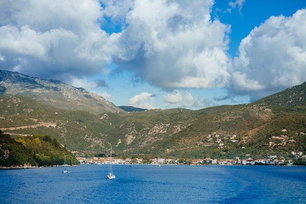 Isla de Grecia con muy buen puerto y barcos en un día soleado