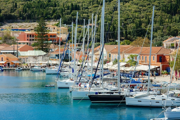 Isla de Grecia con un puerto muy bonito y los barcos entran en la isla de Cefalonia.