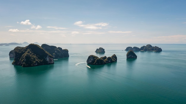 Isla de grupo en el mar medio y fondo de cielo azul turístico en lancha rápida pequeña en la provincia de Krabi