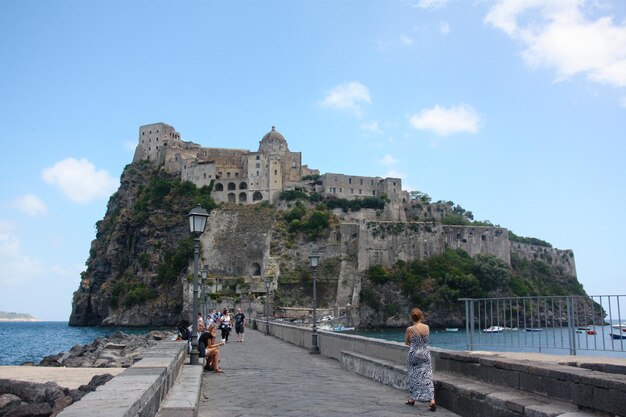 Isla de Ischia Italia 24 de junio de 2013 personas en el castillo aragonés