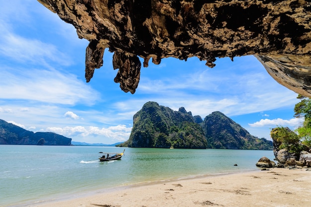 Foto isla de james bond en la bahía de phang nga, tailandia