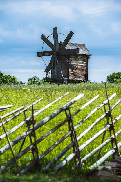 Foto isla kizhi, rusia. arquitectura religiosa de madera antigua. paisaje de verano