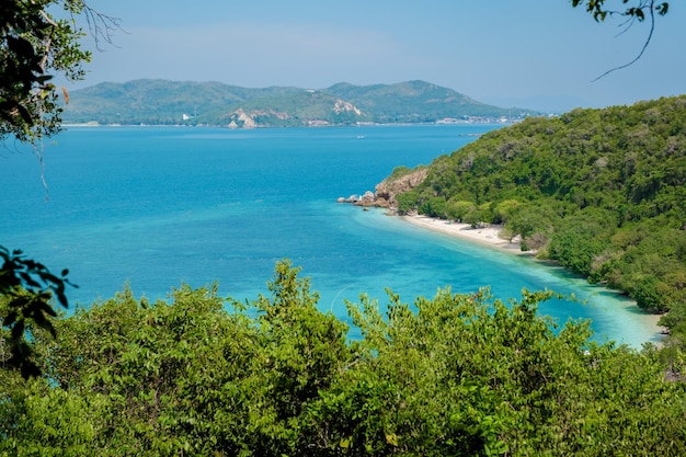 Foto la isla de ko kham sattahip chonburi samaesan tailandia una isla tropical en tailandia con un océano azul