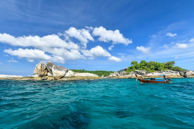 Isla de Koh Hin Sorn impresionante apilamiento de rocas y agua de mar turquesa cerca de la isla de Koh Lipe Tailandia