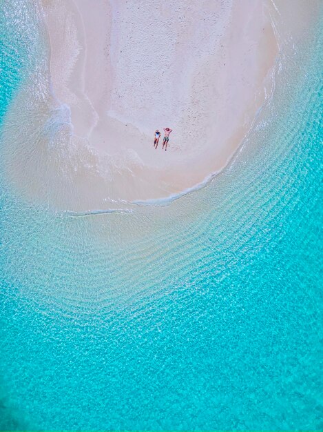 Isla de Koh Lipe Sur de Tailandia con océano de color turquesa y playa de arena blanca en Ko Lipe