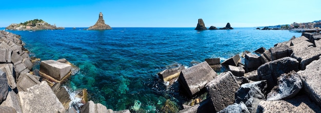 Isla de Lachea en la costa de Aci Trezza Sicilia