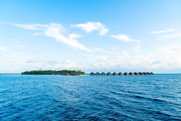 Isla de Maldivas en el océano Índico