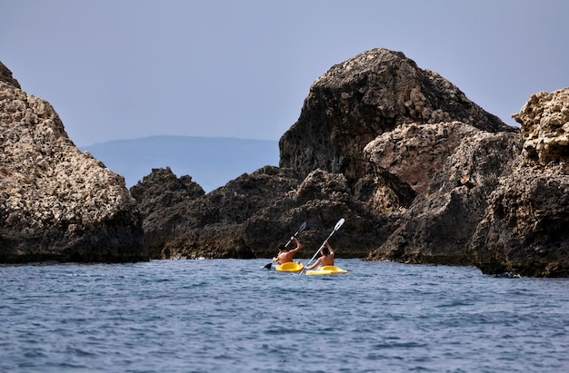 Isla de Malta, jóvenes en kayaks en la bahía de Gnejna