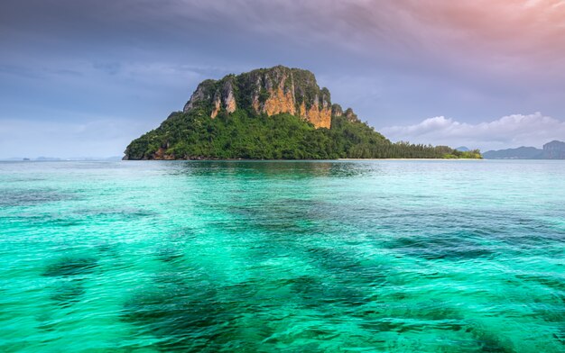 Isla del mar de Andaman con iluminación de sol matutino.