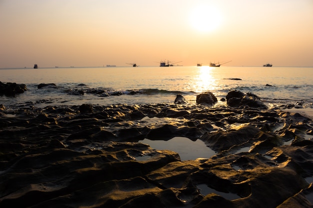 Foto isla del mar de la puesta del sol del mar si chang tailandia