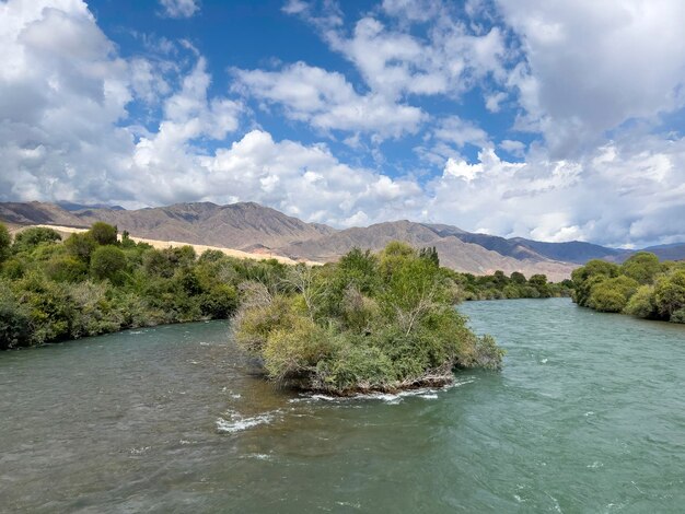 Una isla en miniatura en un río en Kirguistán