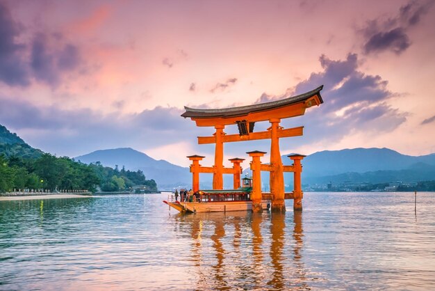 La isla de Miyajima La famosa puerta flotante de Torii